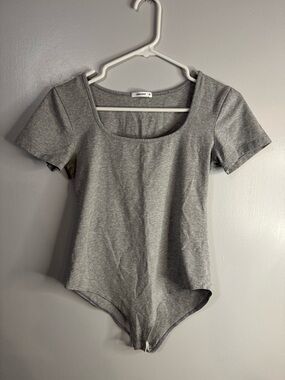 Amazon Gray Scoop Neck Short Sleeve Bodysuit Size Small